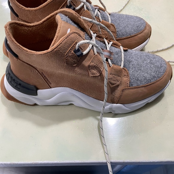 Sorel trainers casual style. Women’s Size US 9. Worn Once. - Picture 2 of 5